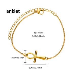 Detail der goldenen Titan-Fußkette mit Ankh-Kreuz-Anhänger und verstellbarem Karabinerverschluss