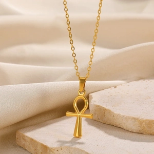 Collana minimalista con pendente a croce Ankh dorata e raffinata finitura satinata