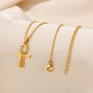 Nahaufnahme des goldenen Ankh-Kreuzanhängers mit Karabiner und verstellbarer Stahlkette