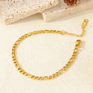 Detail of 18k gold plated Figaro chain bracelet with lobster clasp and extender