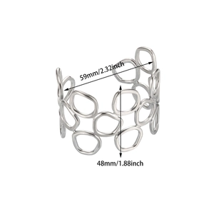 Bracelet jonc irrégulier en acier inoxydable argenté avec design ajouré géométrique
