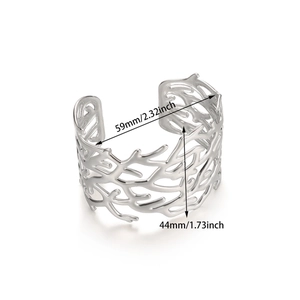 Vue détaillée d'un bracelet manchette évidé irrégulier avec dimensions 59mm sur 44mm