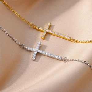 Eleganti bracciali a croce placcati oro 18 carats e argento con intarsio in zirconi