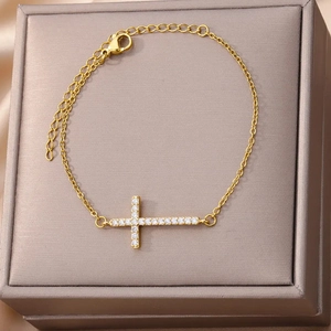 Bracciale croce placcato oro 18k con intarsio di zirconi su scatola porta gioie