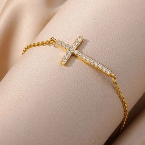 Dettaglio del bracciale a croce cava placcato oro 18k con intarsio di zirconi lucidi