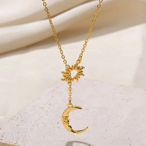 Elegante goldene Himmelskette mit Sonnenstrahl-Glied und Mondsichel-Gesicht-Anhänger