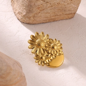 Broche fleur vintage plaquée or 18 carats sur fond blanc pour manteau et tailleur chic