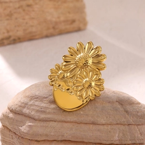Élégante broche fleur en acier inoxydable plaqué or 18K avec un design vintage multicouche