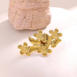 Élégante broche marguerite et papillon plaquée or 18 carats avec finition brossée