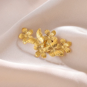 Élégante broche marguerite en acier inoxydable plaqué or 18k avec papillon sur soie