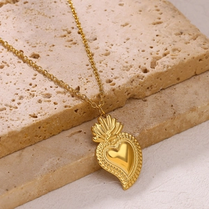 Collana in acciaio al titanio placcata oro 18K con ciondolo a cuore sacro su base in pietra