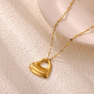 Dettaglio di una collana con ciondolo a cuore 3D cavo placcato in oro 18 carati