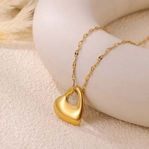 Dettaglio di una collana con pendente a cuore cavo placcato oro 18k con catena sottile