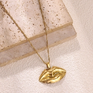 Dettaglio della catena in acciaio placcato oro 18k con ciondolo a forma di labbra 3D