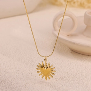 Collier cœur ajustable en acier inoxydable plaqué or 18 carats avec détails de rayons de soleil