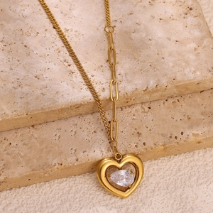 Collana a cuore placcata oro 18K con zircone a goccia e catena asimmetrica