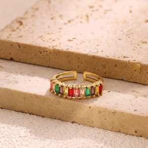 Verstelbare gouden ring met regenboog zirkonia stenen op stenen display