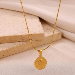 Elegante collana placcata oro 18k con ciondolo a loto inciso su uno sfondo di seta liscio