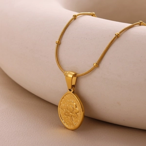 Collana vintage placcata oro 18K con pendente ovale a rilievo loto e catena con perline