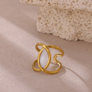 Detalle del anillo cruzado de doble capa chapado en oro con incrustación de marquesa blanca