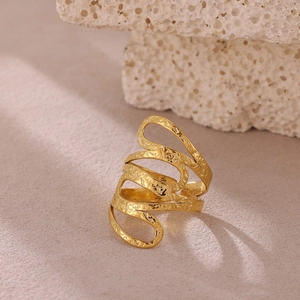 Anillo de espiral multicapa dorado con textura martillada elegante para mujer