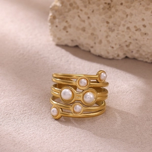 Anillo abierto vintage de oro multicapa con perlas y diseño de alas caladas