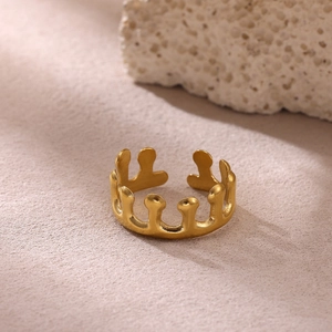 Detalle macro de un anillo ajustable dorado con forma de corona y acabado mate
