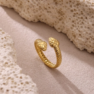 Primer plano detallado del anillo de serpiente doble dorado con textura de escamas fina