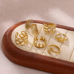 Lujoso set de 6 anillos vintage dorados con perlas y motivos de ala y hoja