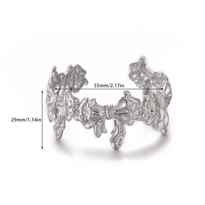 Brazalete ancho de acero inoxidable plateado con diseño de mariposa estilo lava fluida
