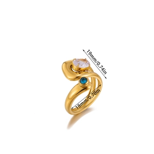 Détail de la bague ouverte en or 18k avec pierre bleue et zircon ovale serti