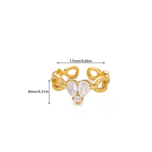 Detailweergave van de 17mm breedte van de gouden hartring met zirkonia stenen
