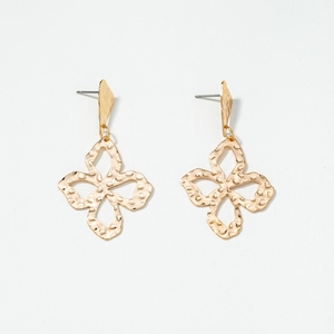 Elegantes pendientes de flores en oro martillado con creativos diseños de trébol