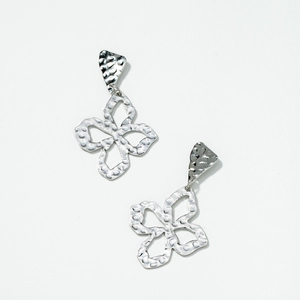 Pendientes de flores de metal martillado plateado con diseño de trébol calado