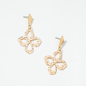 Pendientes de flores huecas chapados en oro con una textura martillada vintage