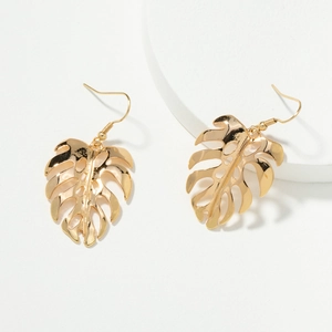 Boucles d'oreilles pendantes feuille de monstera dorée avec design en métal ajouré