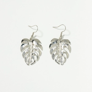 Boucles d'oreilles pendantes monstera en métal argenté poli avec design ajouré élégant