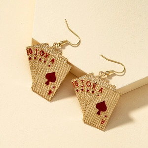 Detail der goldfarbenen Poker Royal Flush Ohrringe mit rotem Emaille-Pik-Karten-Design