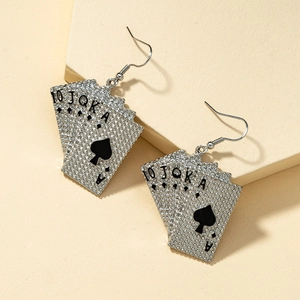 Detailansicht silberner Royal Flush Poker-Ohrringe mit strukturiertem Pik-Muster