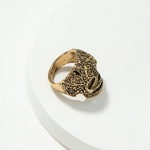 Makro-Detail des Vintage-Gold-Totenkopfrings mit aufwendigen floralen Gravuren