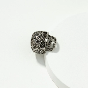 Vintage-Silberring mit Totenkopf-Relief und aufwendigen floralen Gravuren im Gothic-Stil