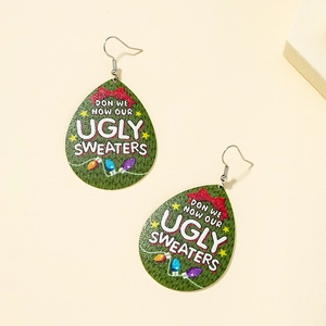 Nahaufnahme grüner Tropfenohrringe mit Don We Now Our Ugly Sweaters Festtagsdruck