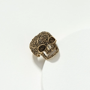 Vintage-Goldring mit Totenkopf und komplizierten Blumengravuren im mexikanischen Calavera-Stil