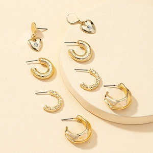 Ensemble de boucles d'oreilles dorées avec pendentifs cœurs, créoles en C et puces géométriques