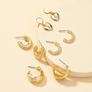 Parure de boucles d'oreilles dorées avec pendentif cœur et créoles texturées en C