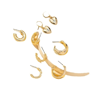 Ensemble de trois paires de boucles d'oreilles dorées avec cœurs et créoles en C