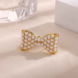 Vista detallada del elegante anillo de lazo bañado en oro 18k con incrustación de perla