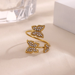 Lujoso anillo abierto de acero chapado en oro 18k con tres mariposas de cristal