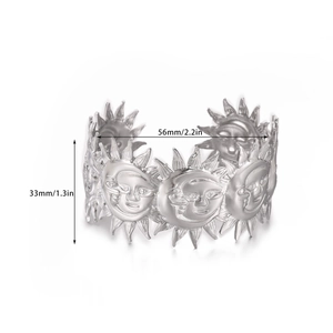 Detalle de brazalete de acero plateado con diseño de sol y ancho de 33 mm para mujer