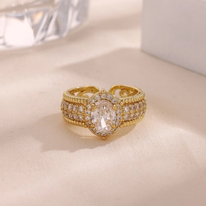 Elegante anillo ajustable dorado con circonita ovalada grande y detalles de micro-pave